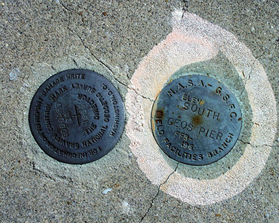 A close-up photo of the markers on the SOUTH GEOS PIER.