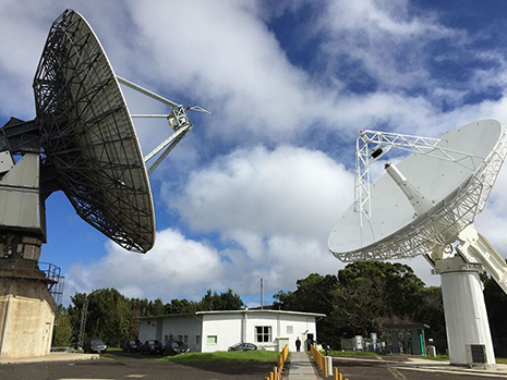 An intra-KPGO short-baseline tie can be realized by configuring (left) the 20-meter antenna as a legacy S/X VLBI system and (right) the 12-meter antenna as a broadband VGOS system using common observing frequencies and a mixed-mode correlation method. 